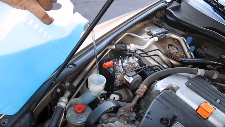 KHÔNG NÊN DÙNG NƯỚC LÃ ĐỔ BÌNH NƯỚC LAU KÍNH CHO Ô TÔ